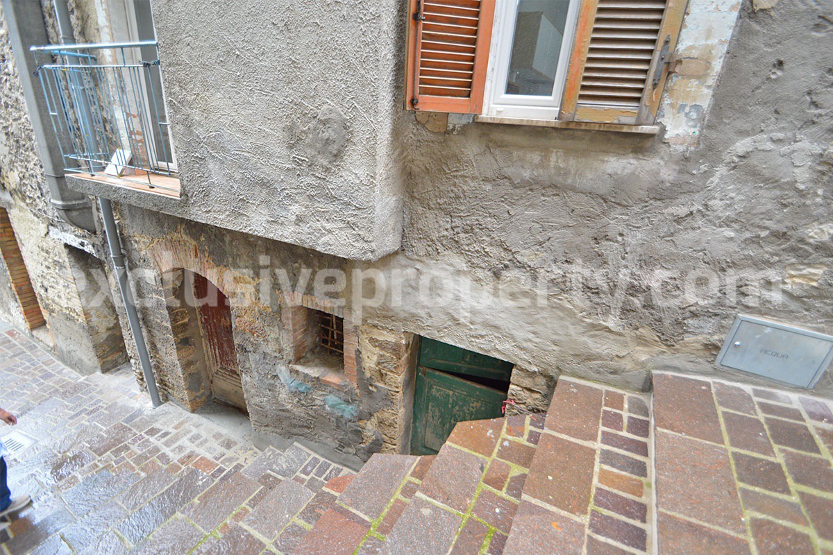 Renovated Town House with Vaulted Ceilings for Sale in the Historic Center of Tufillo - Abruzzo - Walking Distance to Amenities