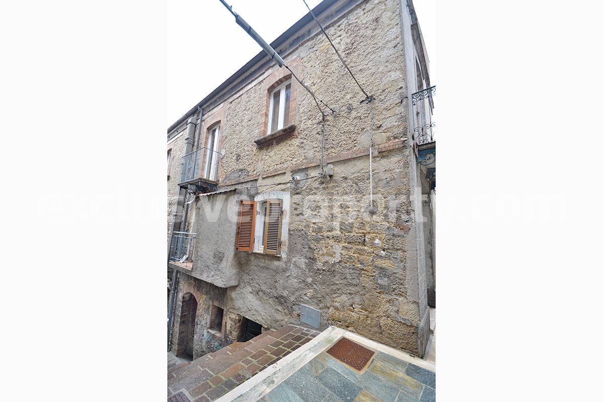 Renovated Town House with Vaulted Ceilings for Sale in the Historic Center of Tufillo - Abruzzo - Walking Distance to Amenities