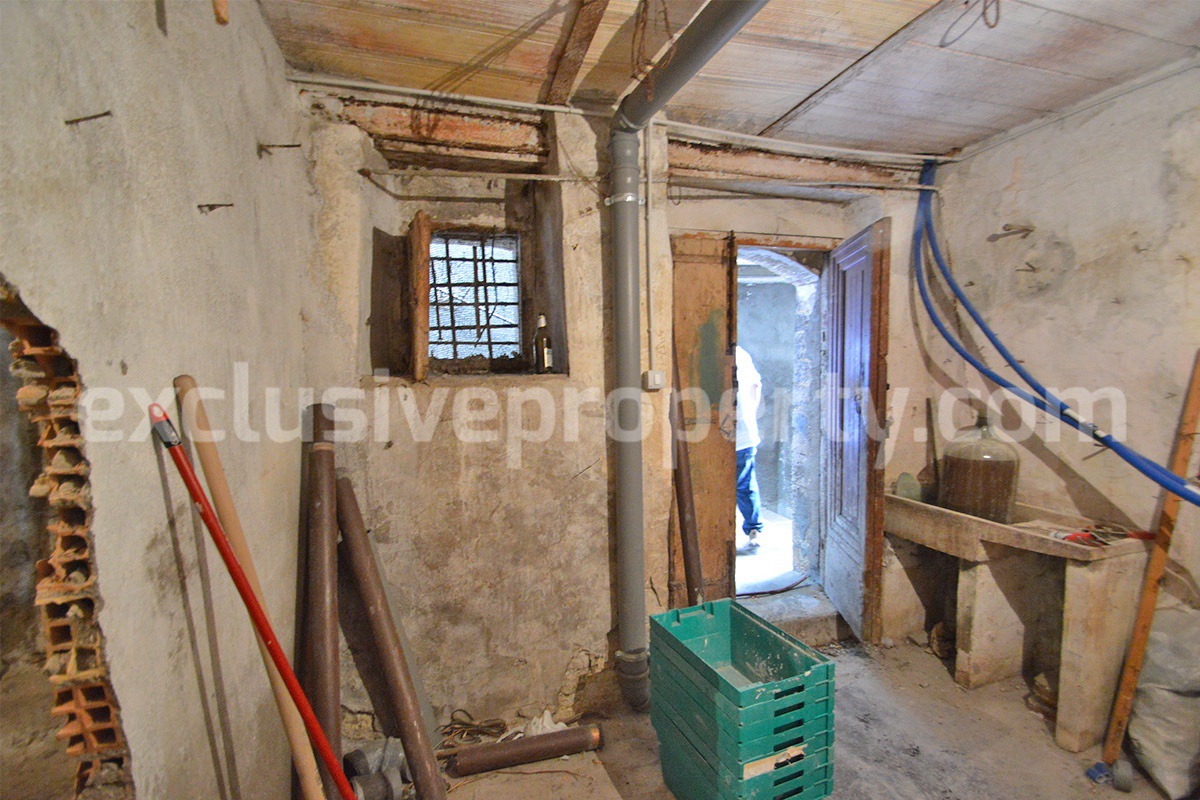 Renovated Town House with Vaulted Ceilings for Sale in the Historic Center of Tufillo - Abruzzo - Walking Distance to Amenities