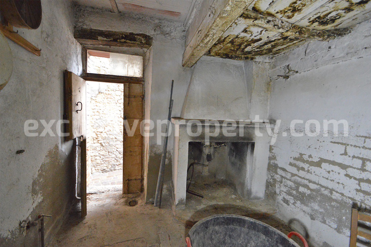 Renovated Town House with Vaulted Ceilings for Sale in the Historic Center of Tufillo - Abruzzo - Walking Distance to Amenities