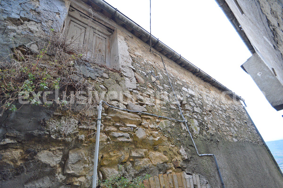 Ancient Traditional Stone House to renovate for sale in Tufillo - Abruzzo