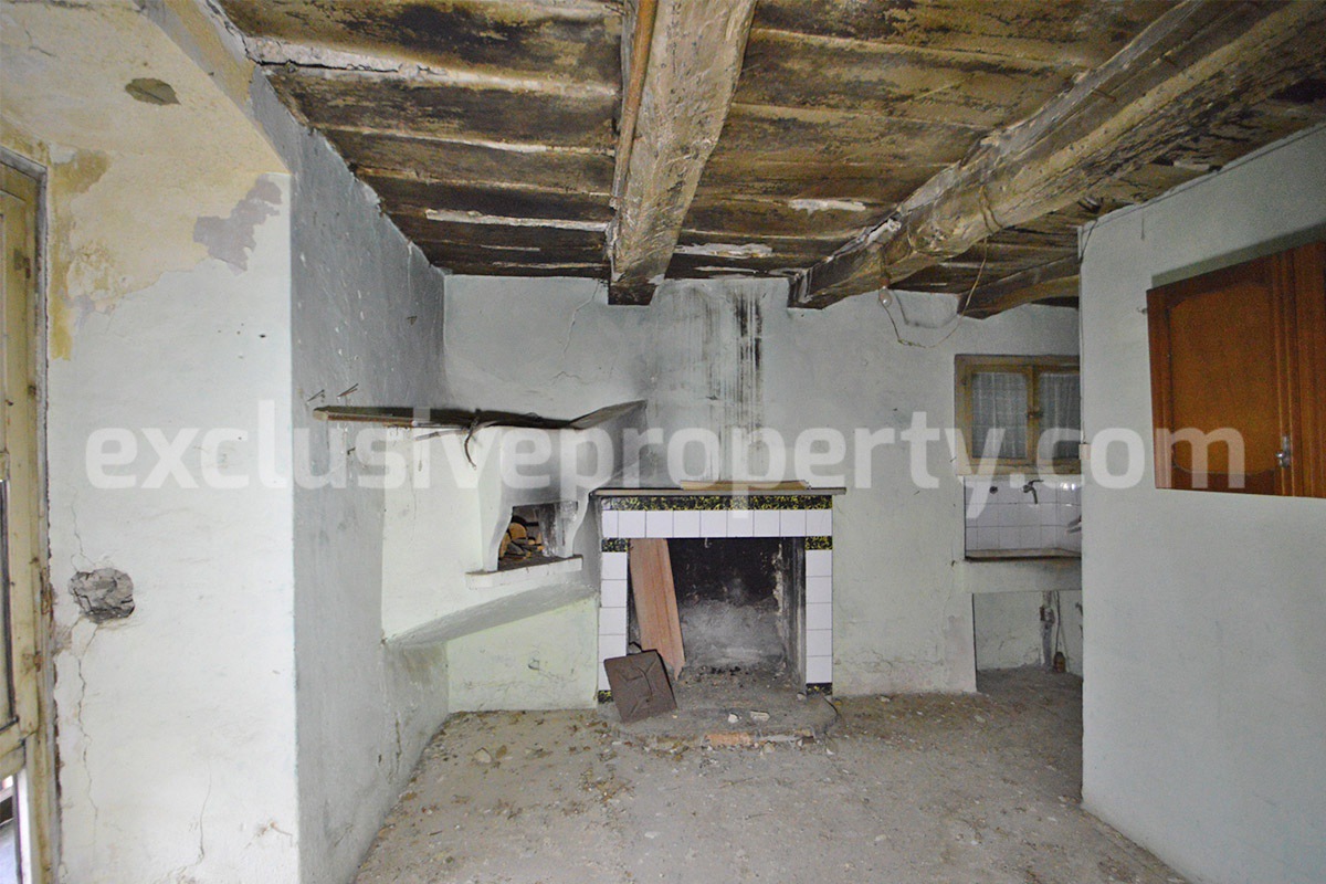 Ancient Traditional Stone House to renovate for sale in Tufillo - Abruzzo