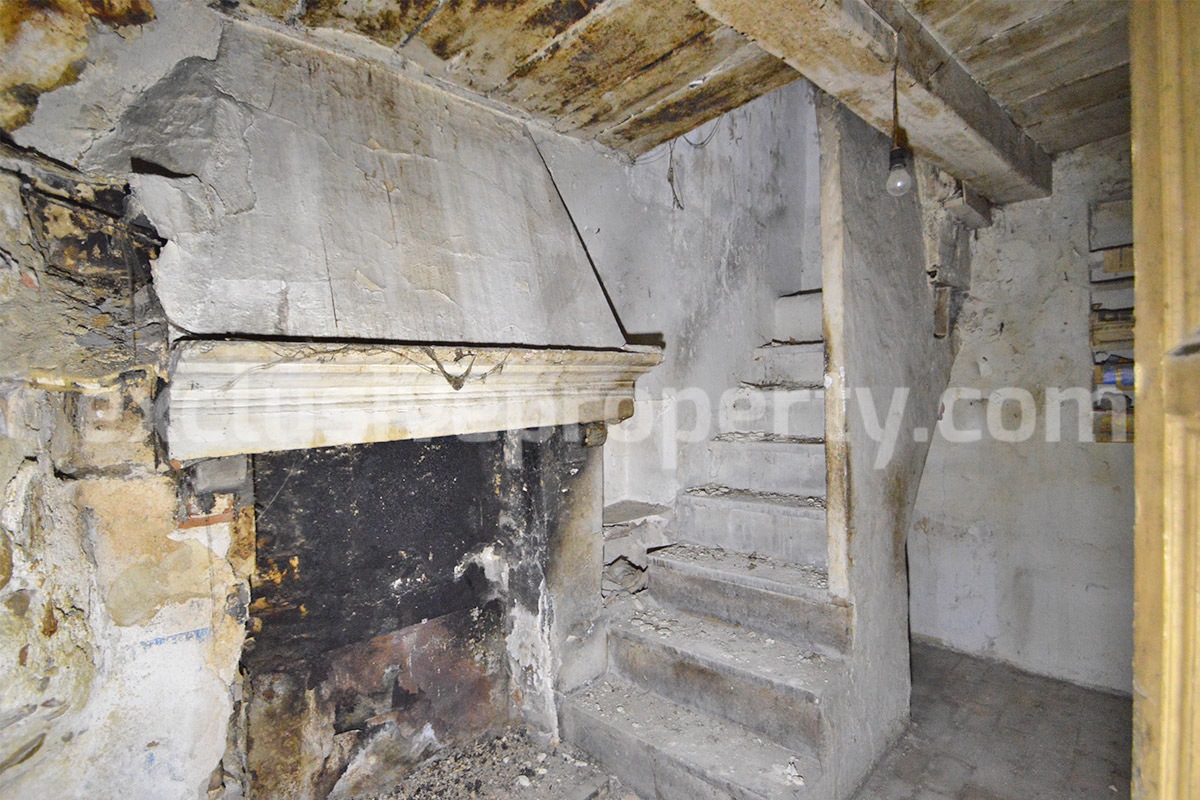 Ancient Traditional Stone House to renovate for sale in Tufillo - Abruzzo