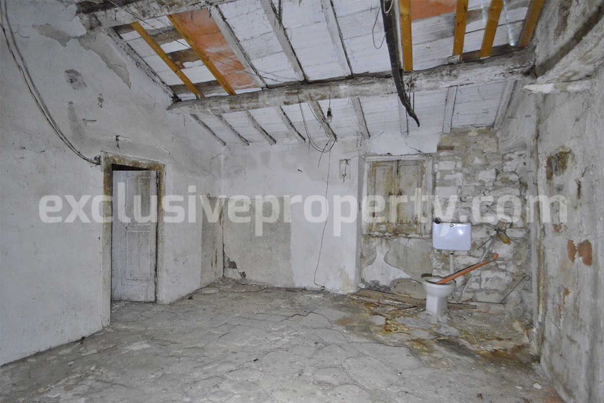 Ancient Traditional Stone House to renovate for sale in Tufillo - Abruzzo