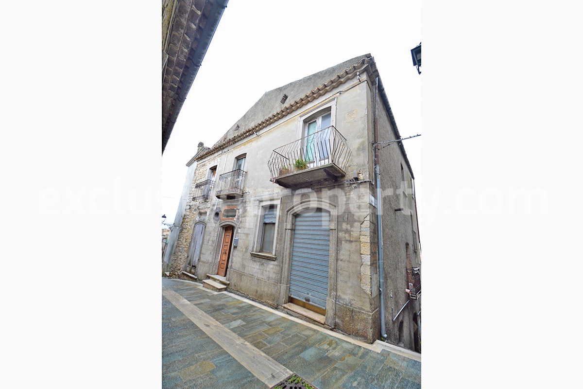 Two units - One Property - Big Project to renovate with Garden for sale in Abruzzo - Tufillo