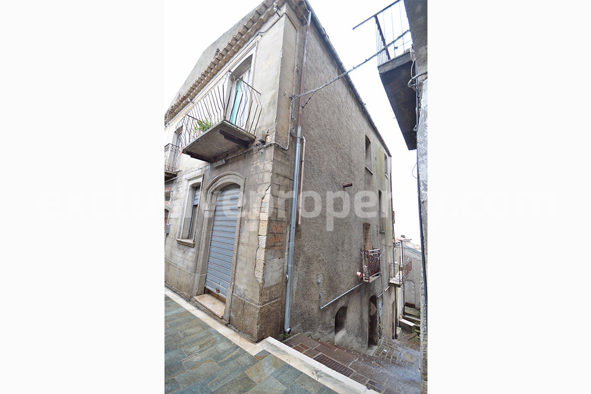 Two units - One Property - Big Project to renovate with Garden for sale in Abruzzo - Tufillo