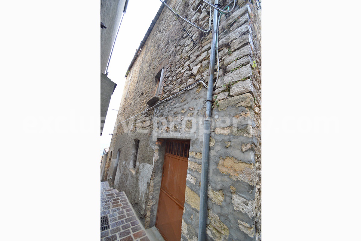 Two units - One Property - Big Project to renovate with Garden for sale in Abruzzo - Tufillo