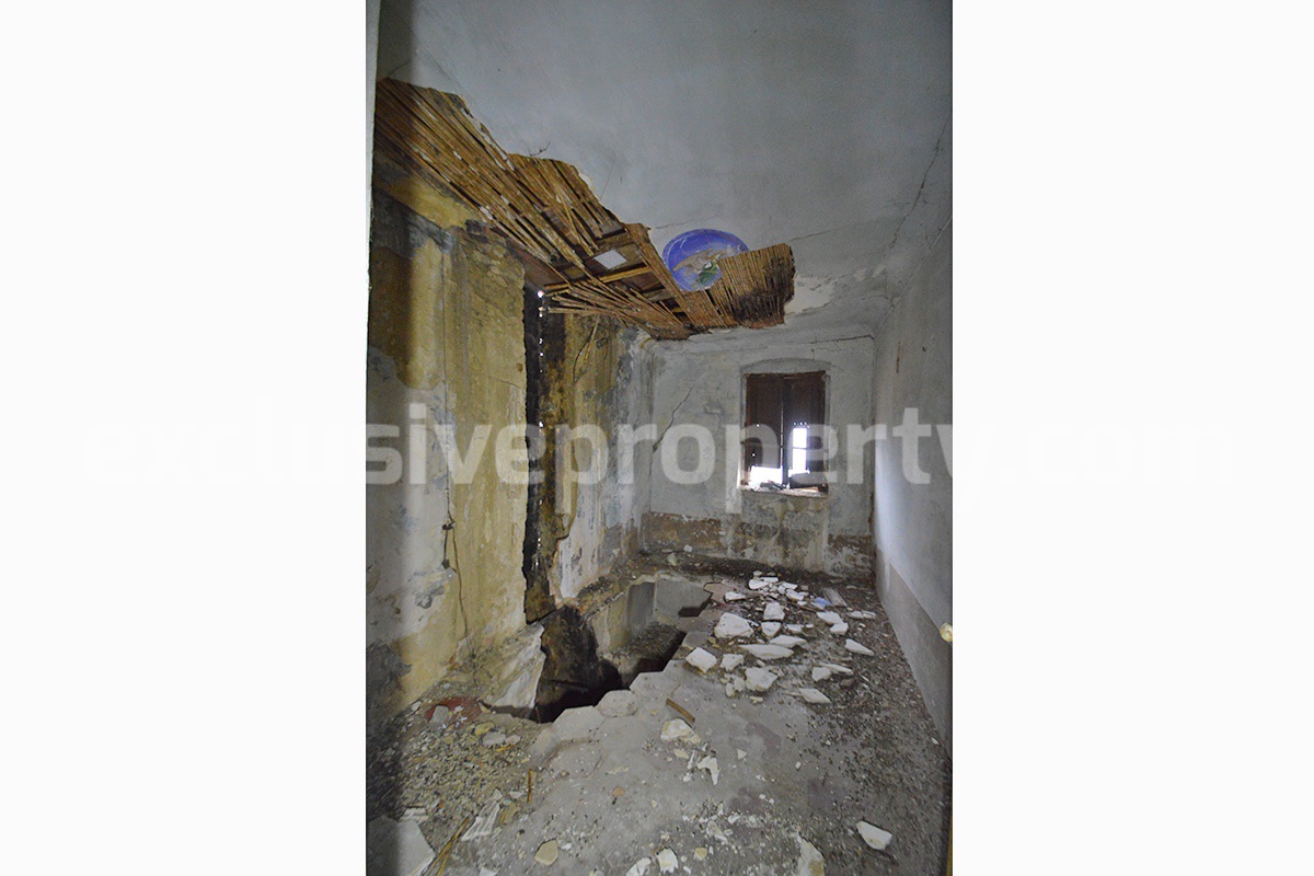 Two units - One Property - Big Project to renovate with Garden for sale in Abruzzo - Tufillo