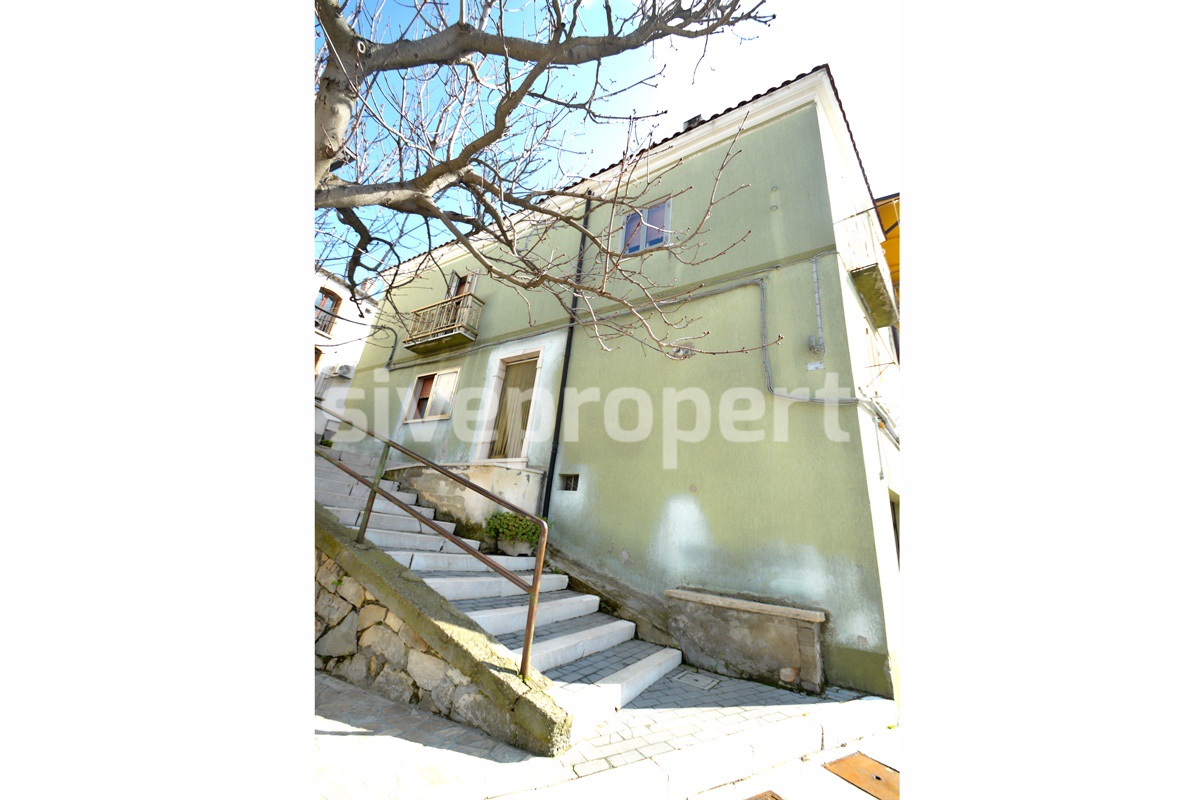 Habitable house in excellent condition with garage for sale in Molise 1