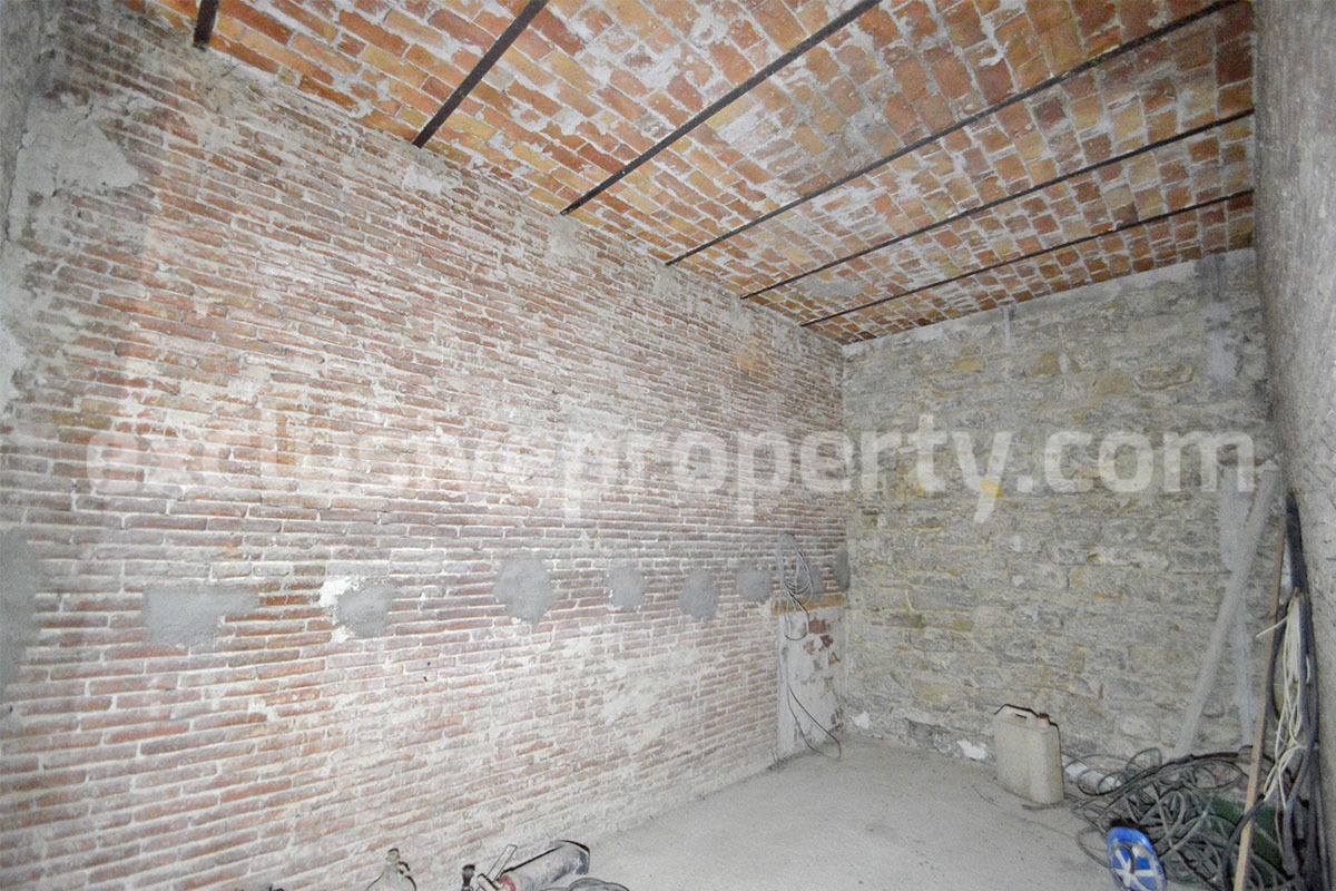 Spacious Stone House for Renovation in Italy - Molise - A Hidden Gem with Endless Potential