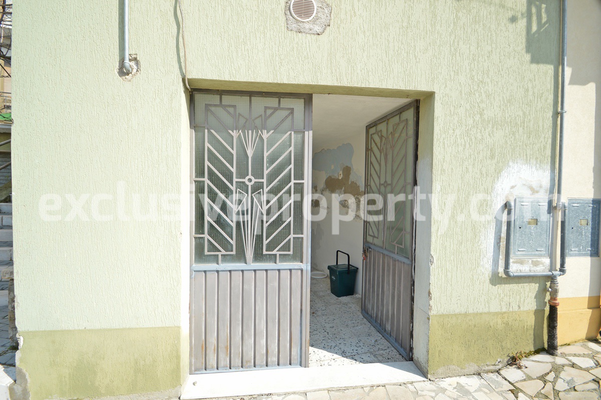 Habitable house in excellent condition with garage for sale in Molise 18