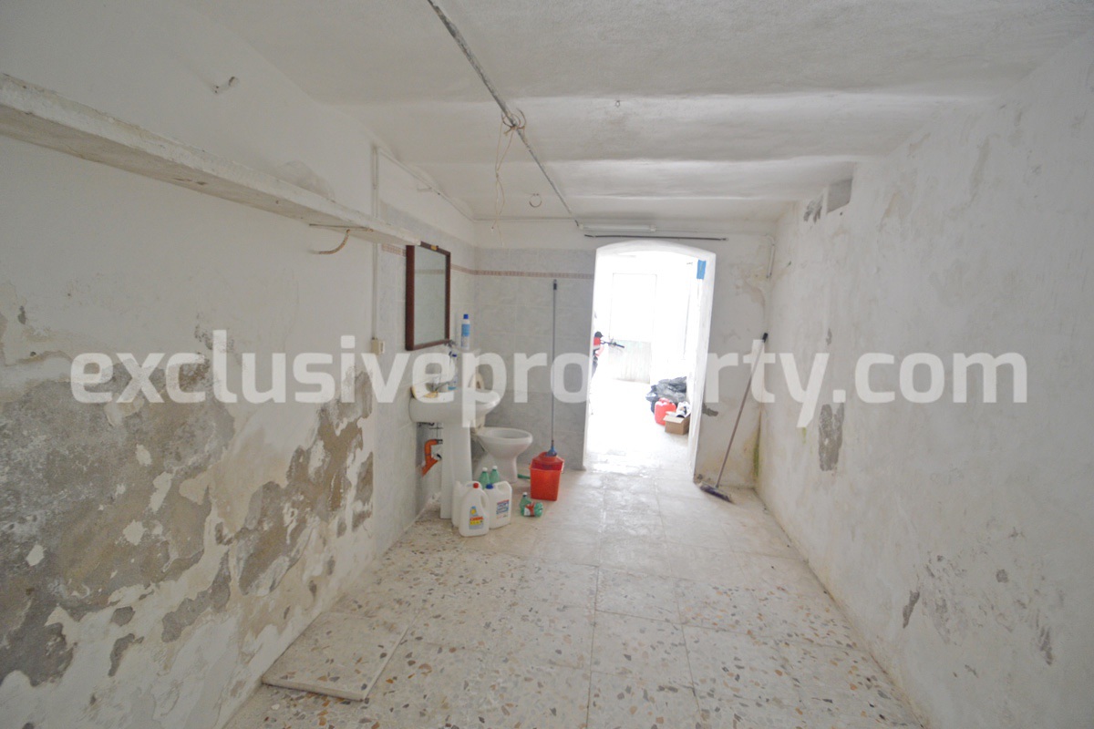 Habitable house in excellent condition with garage for sale in Molise 20