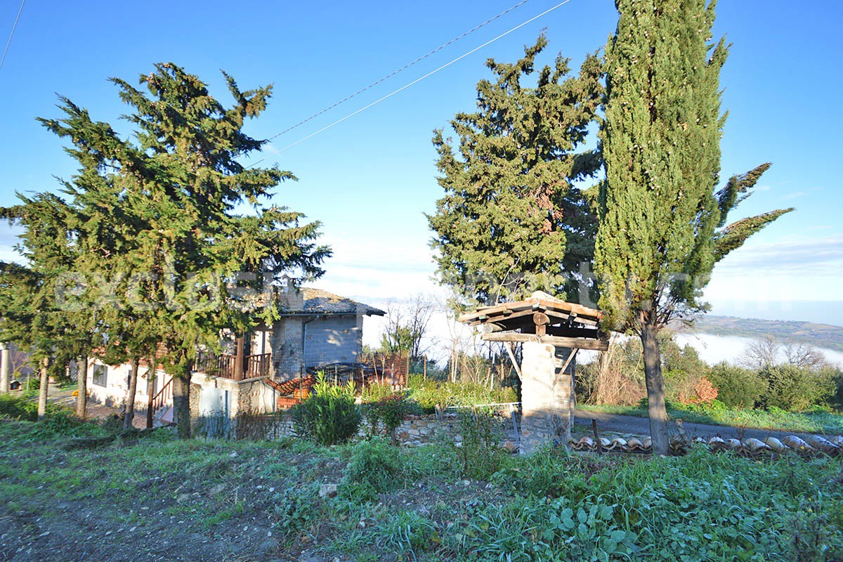 Rustic Country House with Wooden Veranda - Mountain and Hill Views - Garage and Garden in Molise - For Sale in Italy