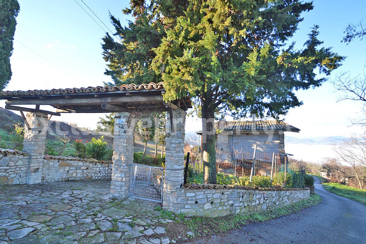 Rustic Country House with Wooden Veranda - Mountain and Hill Views - Garage and Garden in Molise - For Sale in Italy