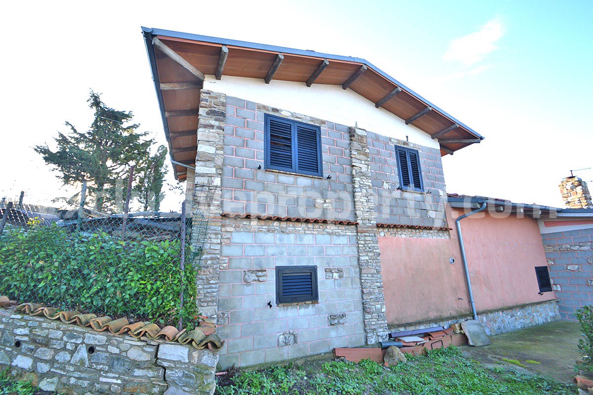 Rustic Country House with Wooden Veranda - Mountain and Hill Views - Garage and Garden in Molise - For Sale in Italy