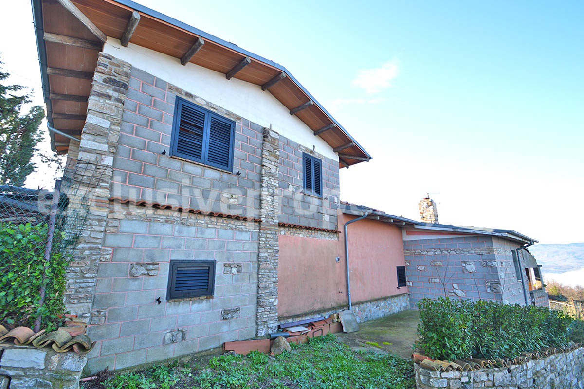 Rustic Country House with Wooden Veranda - Mountain and Hill Views - Garage and Garden in Molise - For Sale in Italy