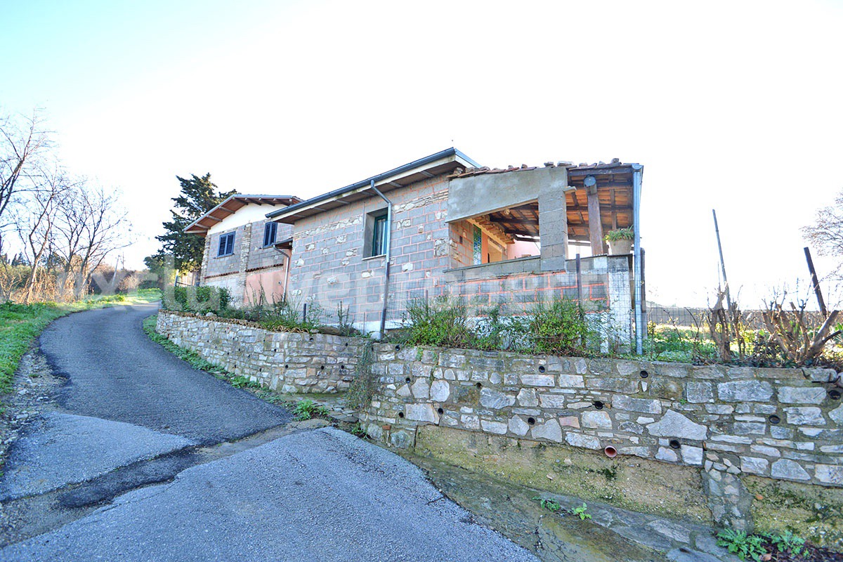 Rustic Country House with Wooden Veranda - Mountain and Hill Views - Garage and Garden in Molise - For Sale in Italy