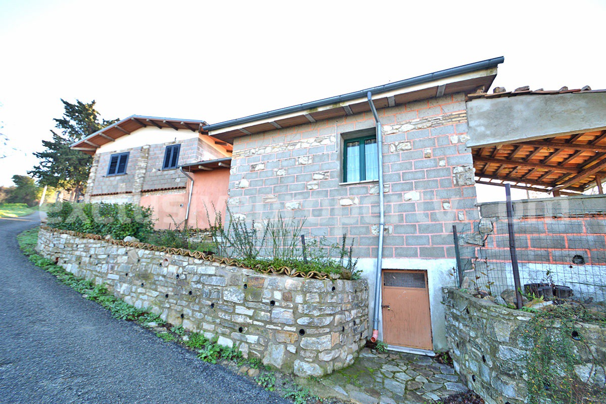 Rustic Country House with Wooden Veranda - Mountain and Hill Views - Garage and Garden in Molise - For Sale in Italy