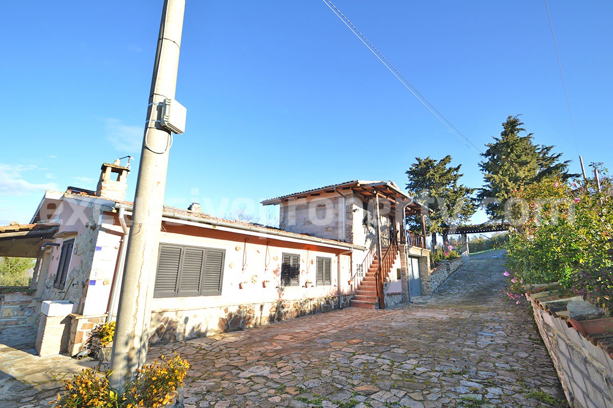 Rustic Country House with Wooden Veranda - Mountain and Hill Views - Garage and Garden in Molise - For Sale in Italy