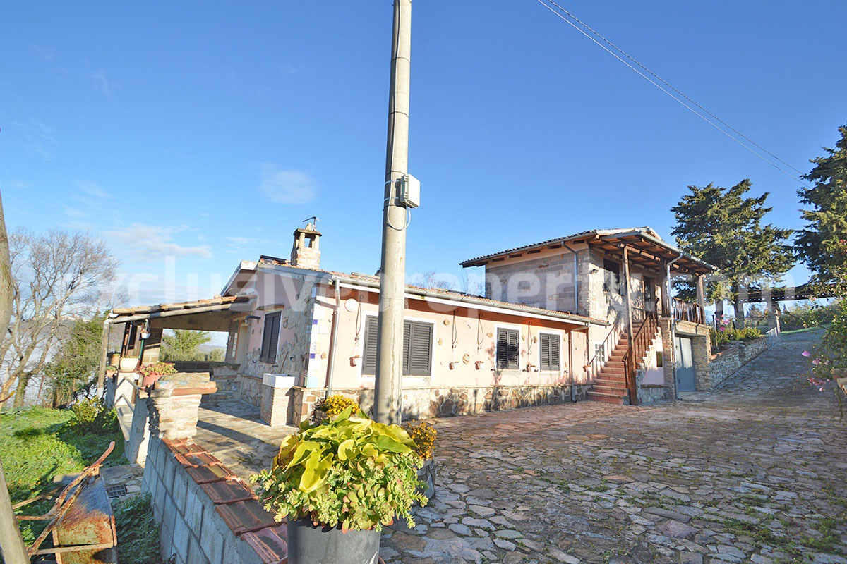 Rustic Country House with Wooden Veranda - Mountain and Hill Views - Garage and Garden in Molise - For Sale in Italy