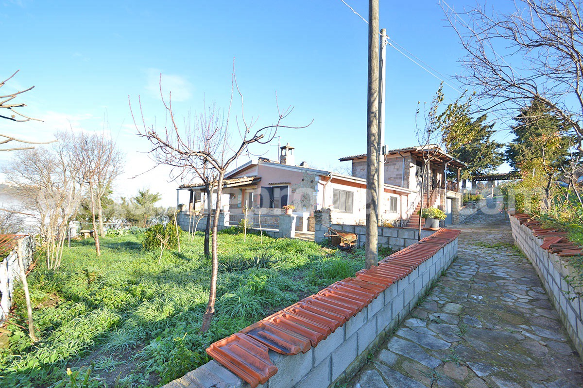 Rustic Country House with Wooden Veranda - Mountain and Hill Views - Garage and Garden in Molise - For Sale in Italy