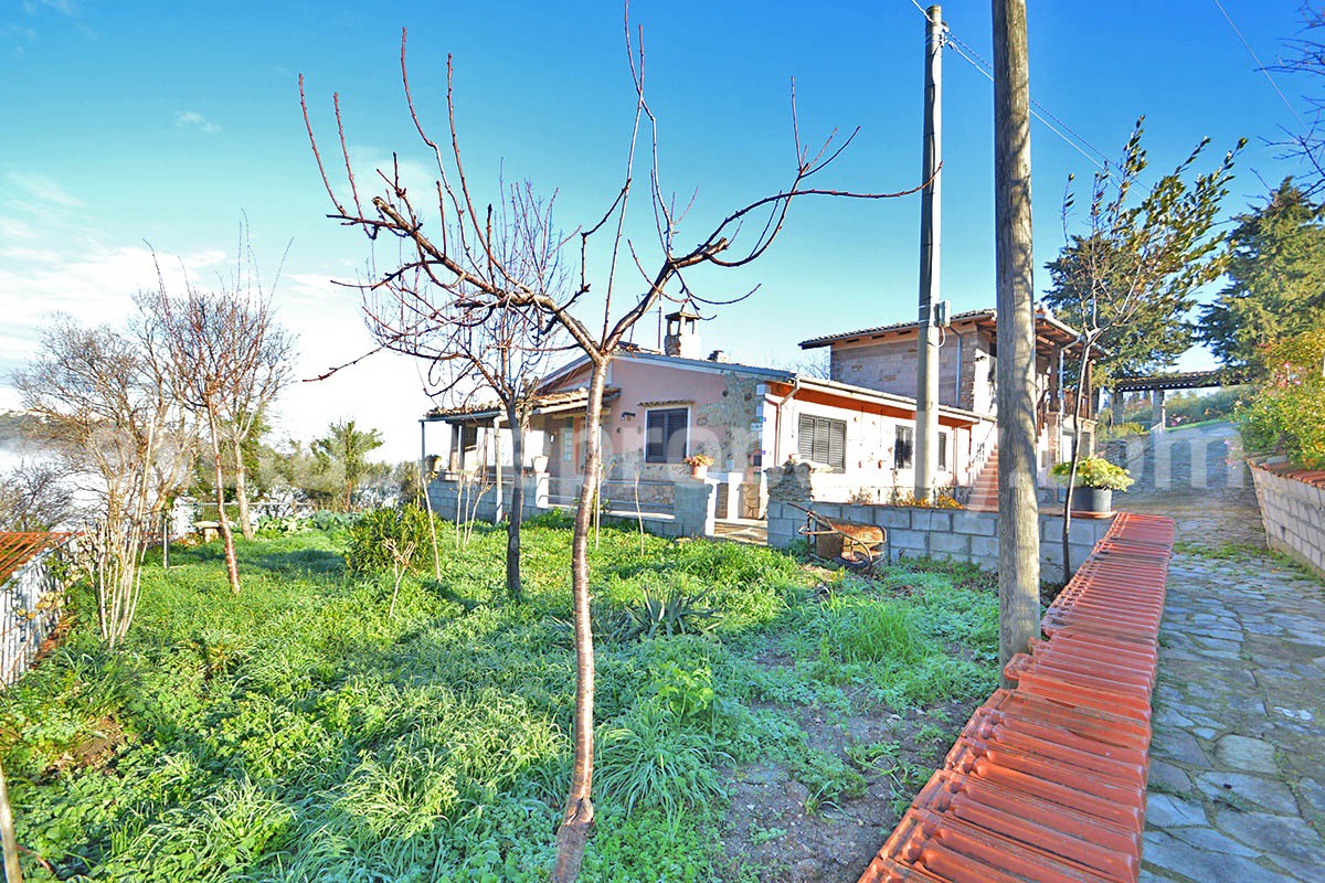 Rustic Country House with Wooden Veranda - Mountain and Hill Views - Garage and Garden in Molise - For Sale in Italy