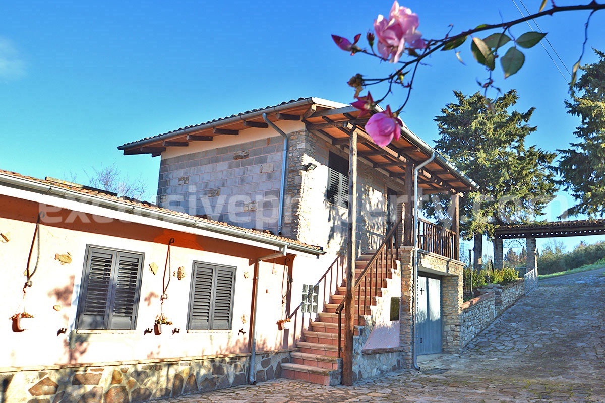 Rustic Country House with Wooden Veranda - Mountain and Hill Views - Garage and Garden in Molise - For Sale in Italy