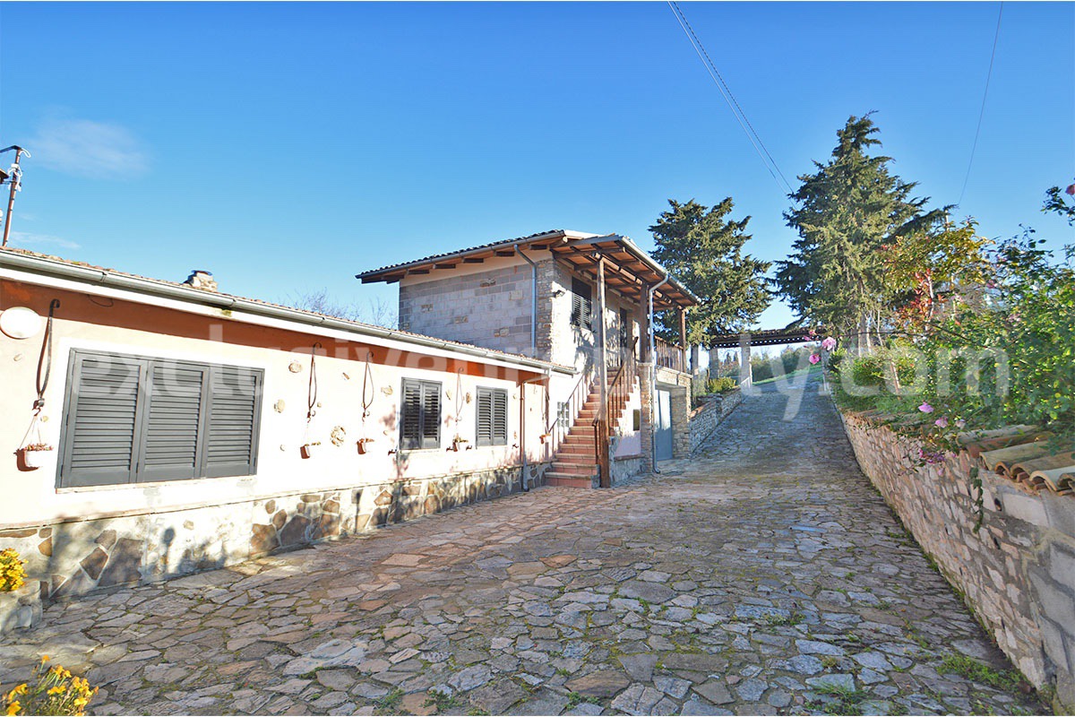 Rustic Country House with Wooden Veranda - Mountain and Hill Views - Garage and Garden in Molise - For Sale in Italy