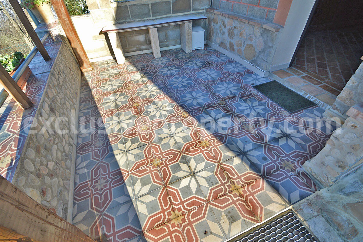 Rustic Country House with Wooden Veranda - Mountain and Hill Views - Garage and Garden in Molise - For Sale in Italy