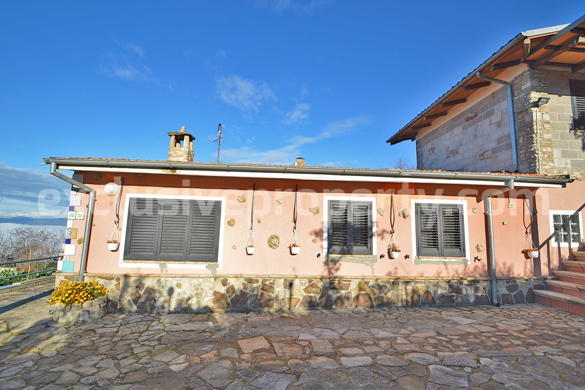 Rustic Country House with Wooden Veranda - Mountain and Hill Views - Garage and Garden in Molise - For Sale in Italy