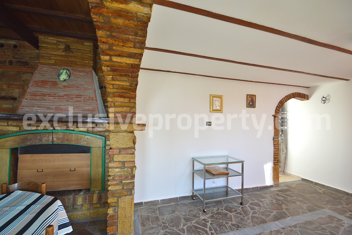 Rustic Country House with Wooden Veranda - Mountain and Hill Views - Garage and Garden in Molise - For Sale in Italy