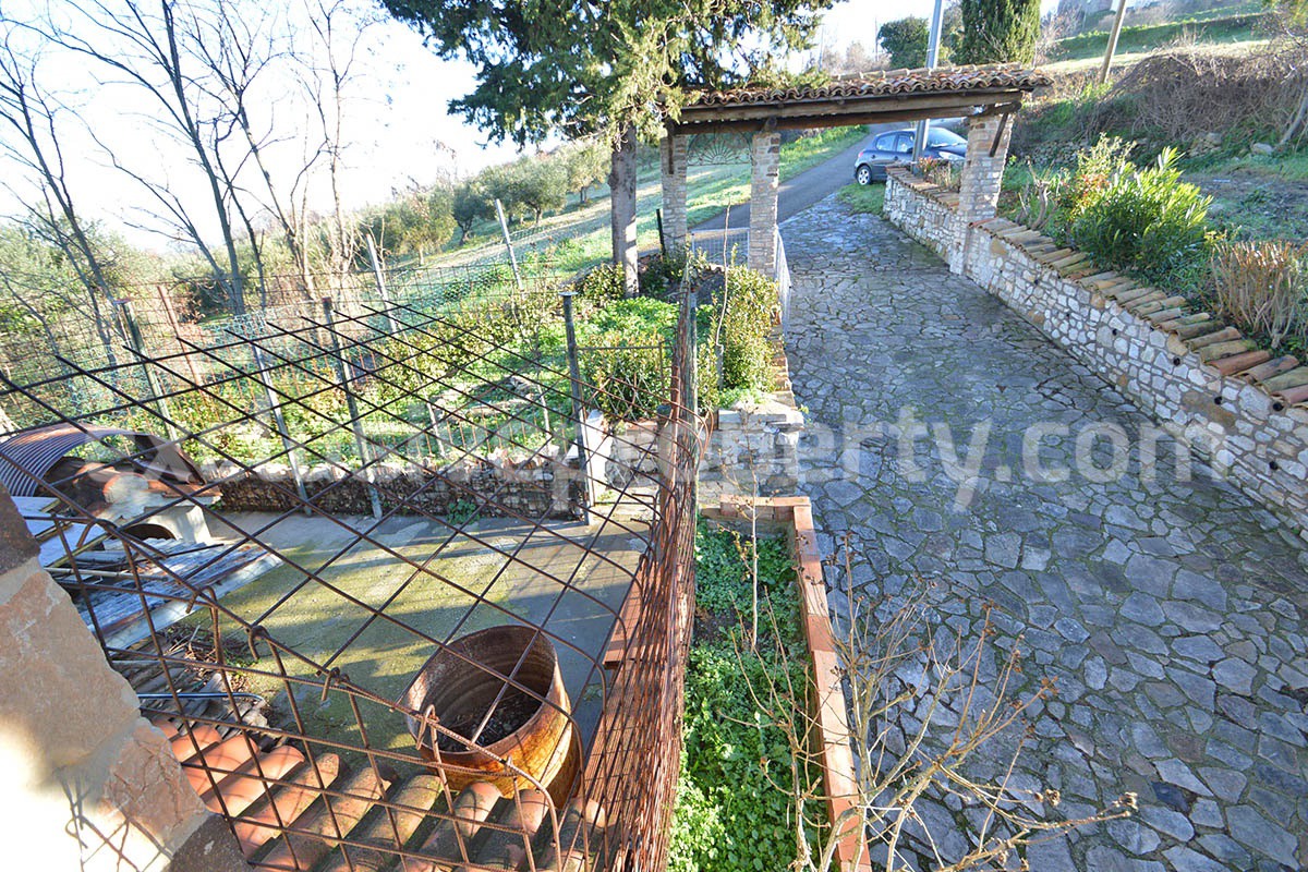 Rustic Country House with Wooden Veranda - Mountain and Hill Views - Garage and Garden in Molise - For Sale in Italy