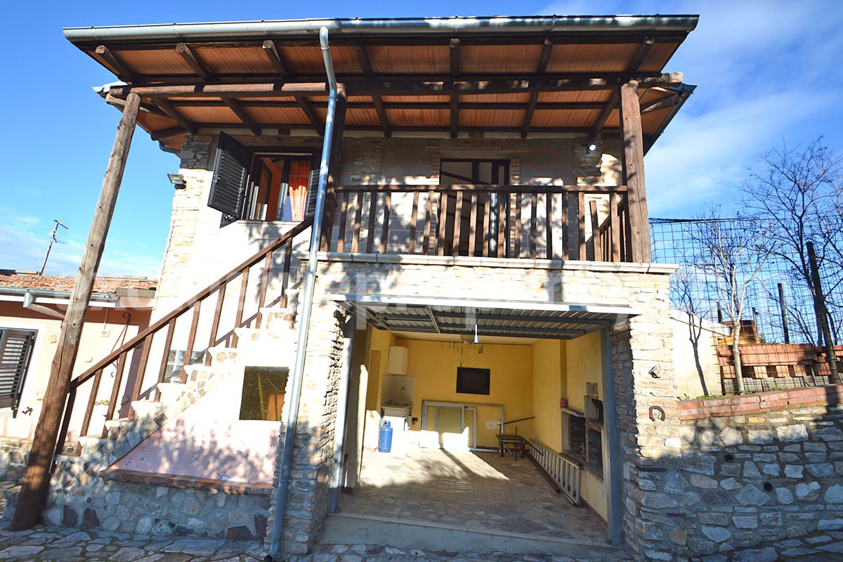 Rustic Country House with Wooden Veranda - Mountain and Hill Views - Garage and Garden in Molise - For Sale in Italy