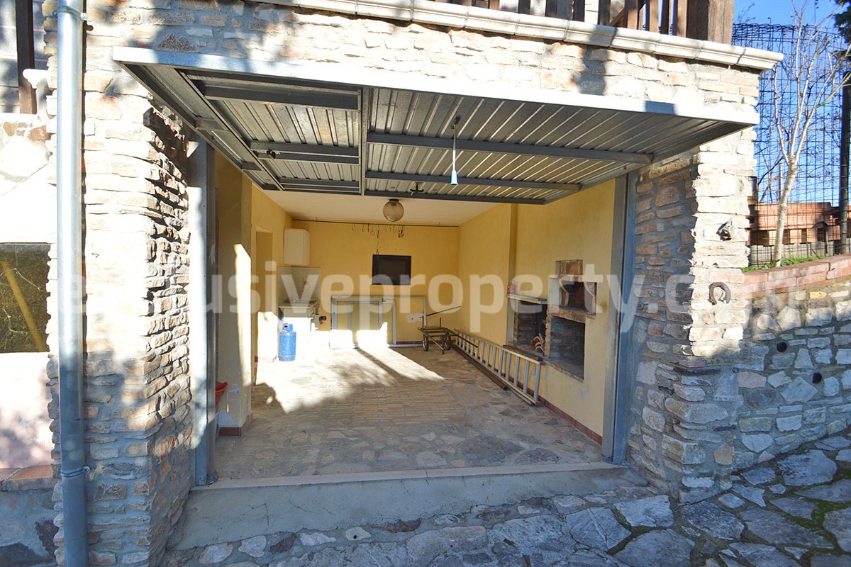 Rustic Country House with Wooden Veranda - Mountain and Hill Views - Garage and Garden in Molise - For Sale in Italy