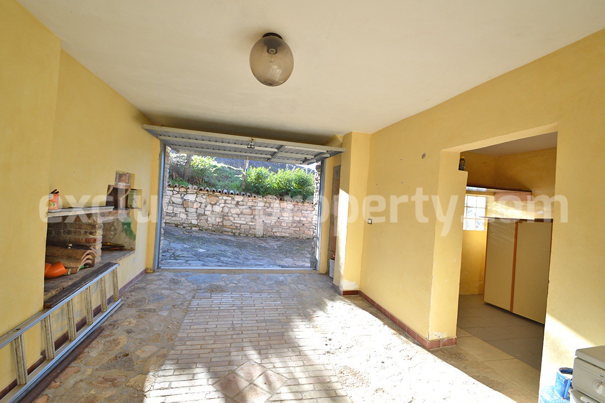 Rustic Country House with Wooden Veranda - Mountain and Hill Views - Garage and Garden in Molise - For Sale in Italy