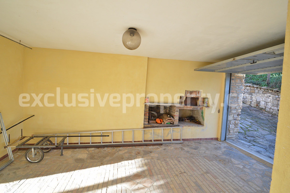 Rustic Country House with Wooden Veranda - Mountain and Hill Views - Garage and Garden in Molise - For Sale in Italy