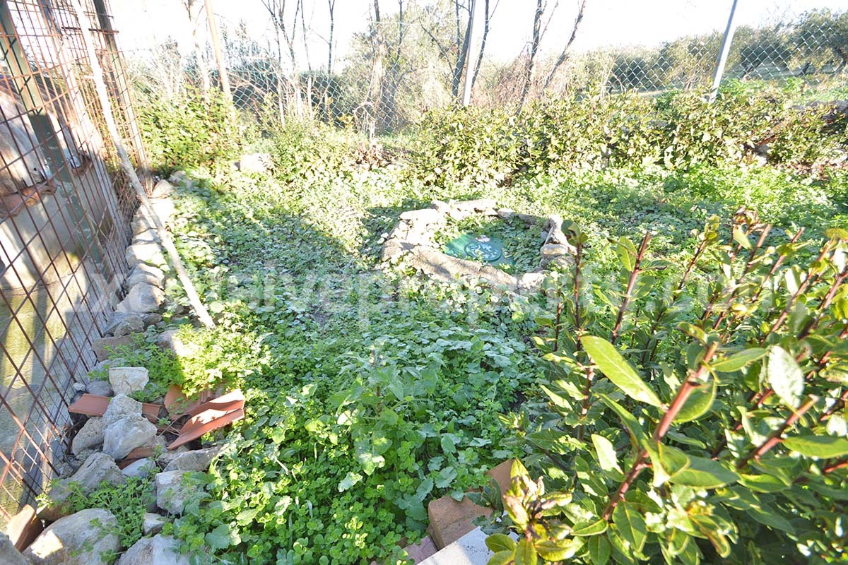 Rustic Country House with Wooden Veranda - Mountain and Hill Views - Garage and Garden in Molise - For Sale in Italy