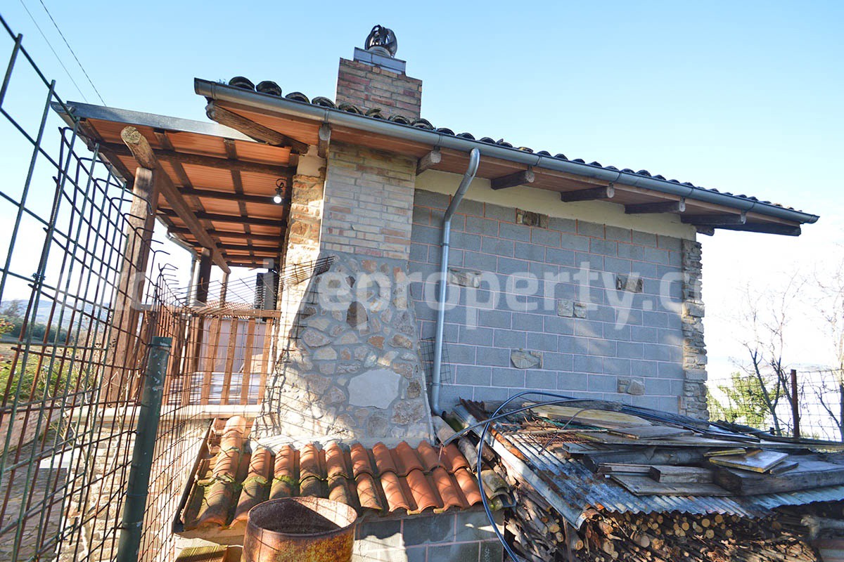 Rustic Country House with Wooden Veranda - Mountain and Hill Views - Garage and Garden in Molise - For Sale in Italy