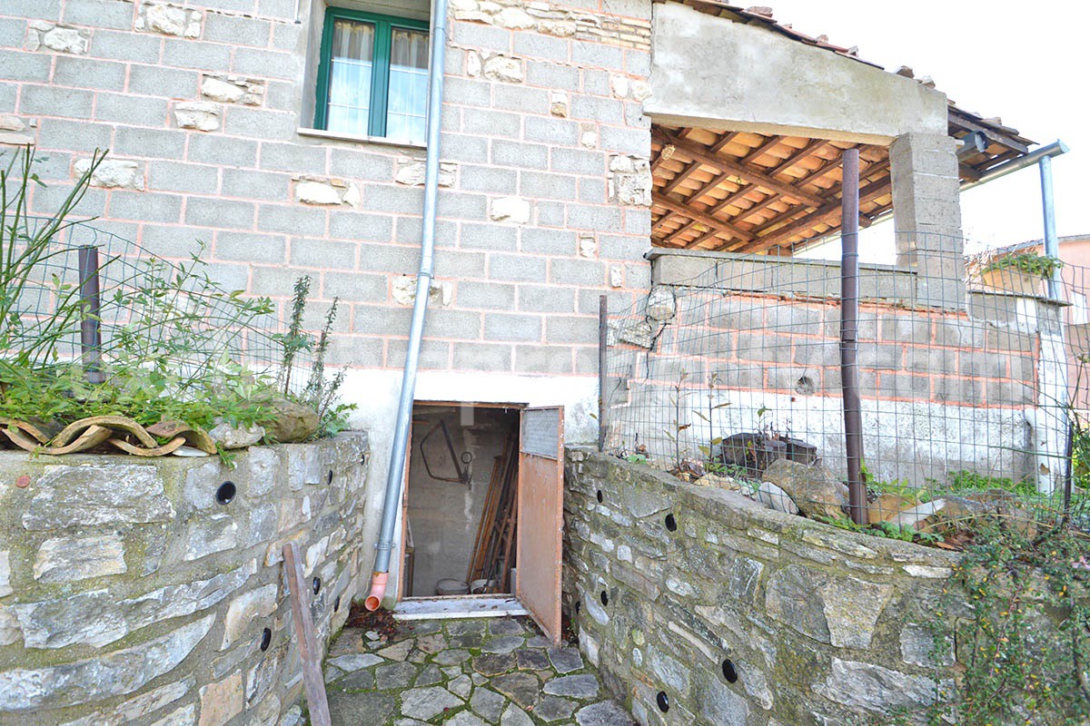 Rustic Country House with Wooden Veranda - Mountain and Hill Views - Garage and Garden in Molise - For Sale in Italy