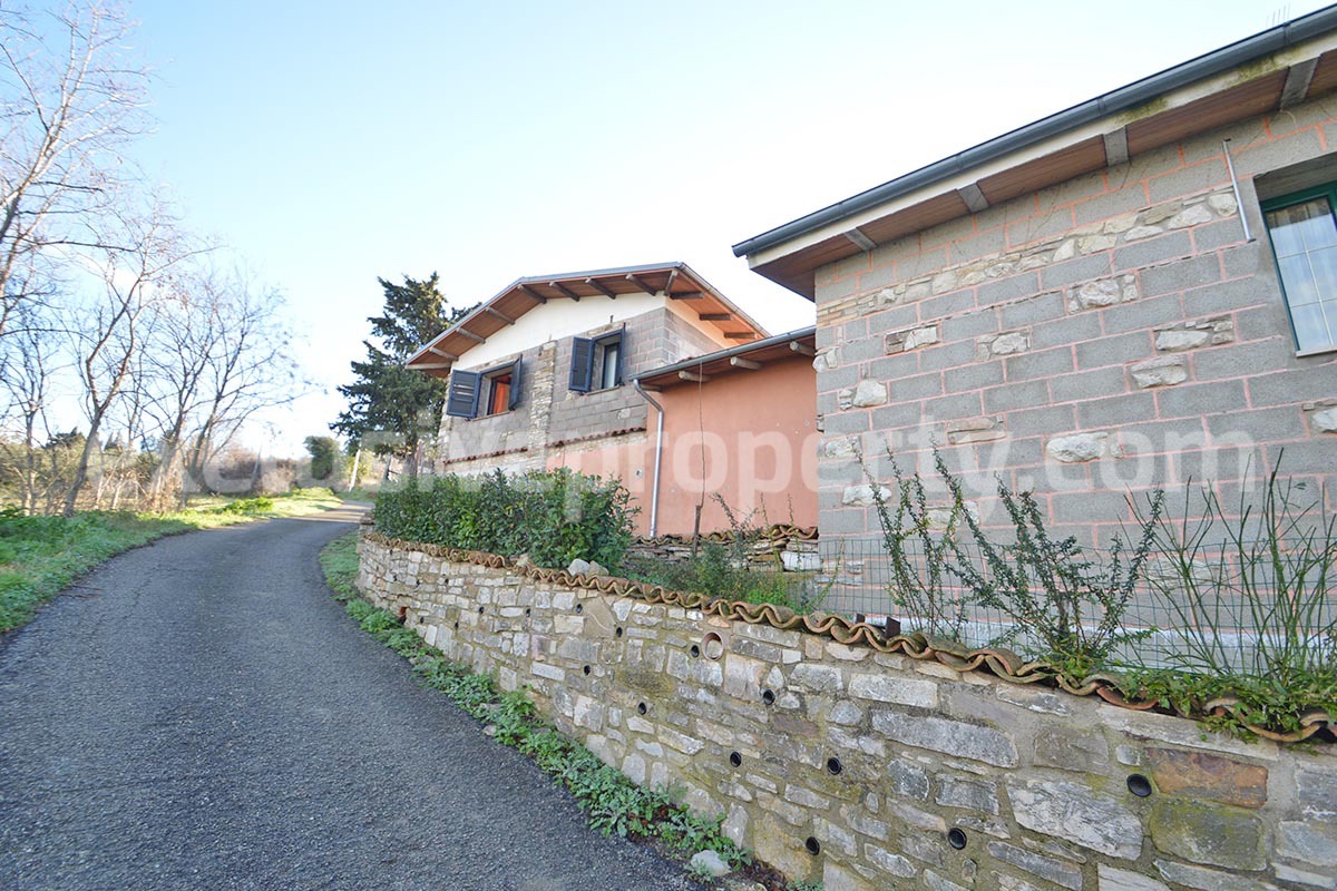 Rustic Country House with Wooden Veranda - Mountain and Hill Views - Garage and Garden in Molise - For Sale in Italy