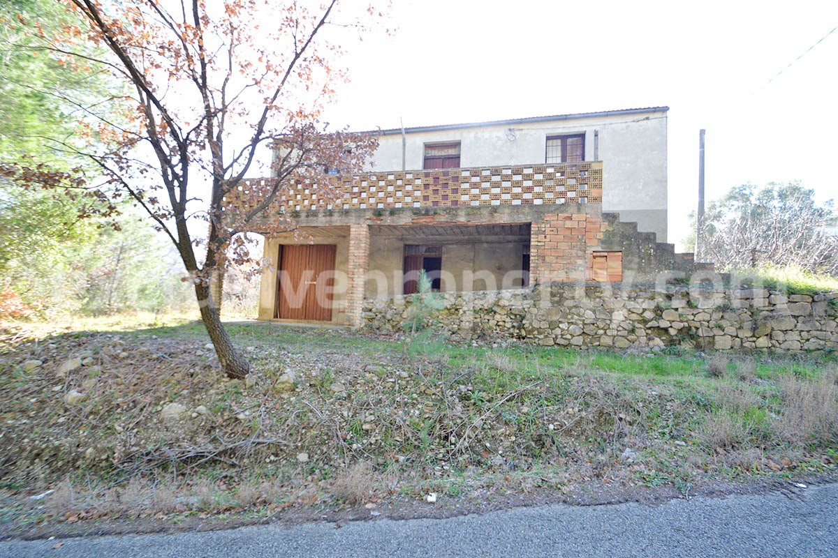 Renovation Country House for Sale in Rural Italy - Charming Home with Garden and Terrace in Abruzzo