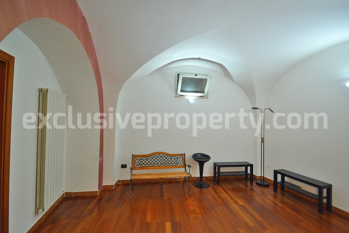 Ready-to-Live-In Townhouse for Sale in the Historic Center of Atessa with Unique Vaulted Brick Ceilings