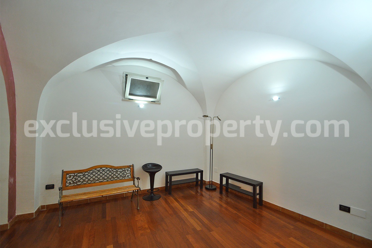 Ready-to-Live-In Townhouse for Sale in the Historic Center of Atessa with Unique Vaulted Brick Ceilings