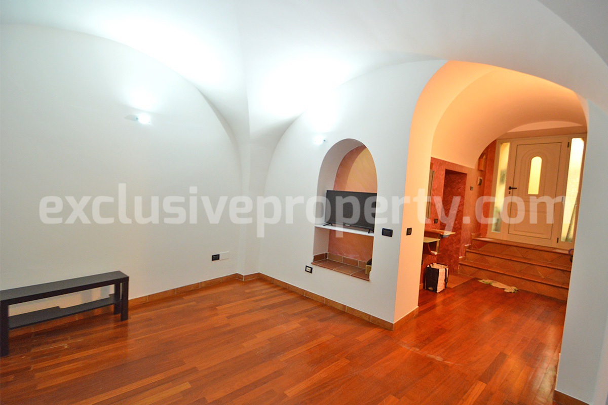 Ready-to-Live-In Townhouse for Sale in the Historic Center of Atessa with Unique Vaulted Brick Ceilings