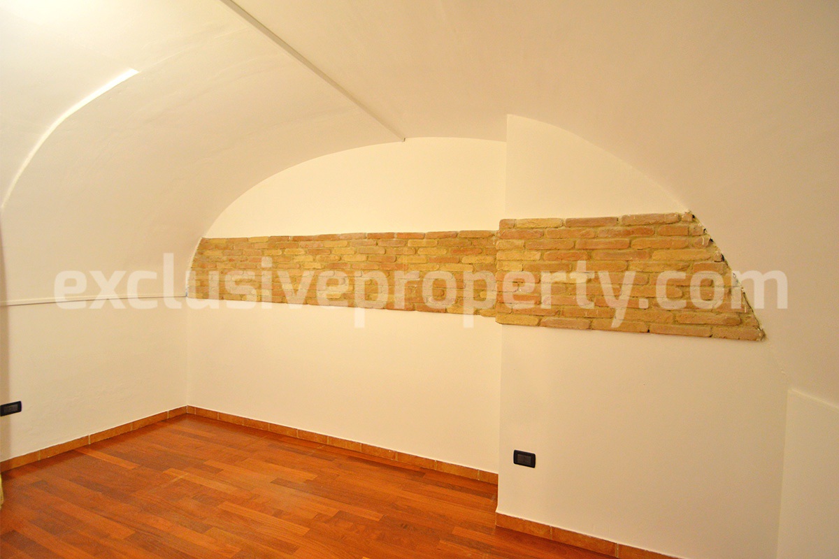 Ready-to-Live-In Townhouse for Sale in the Historic Center of Atessa with Unique Vaulted Brick Ceilings