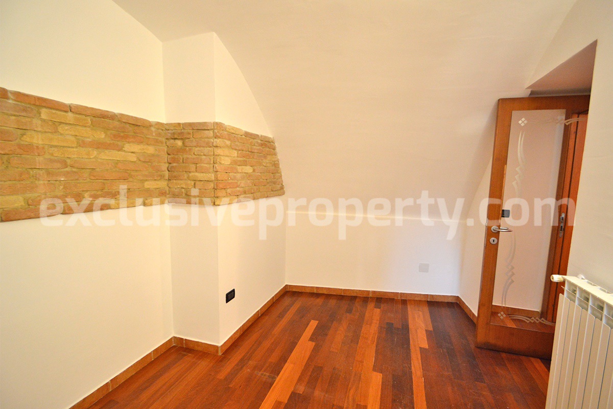 Ready-to-Live-In Townhouse for Sale in the Historic Center of Atessa with Unique Vaulted Brick Ceilings