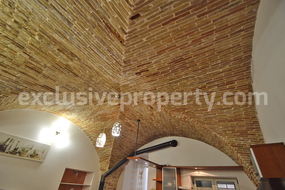 Ready-to-Live-In Townhouse for Sale in the Historic Center of Atessa with Unique Vaulted Brick Ceilings