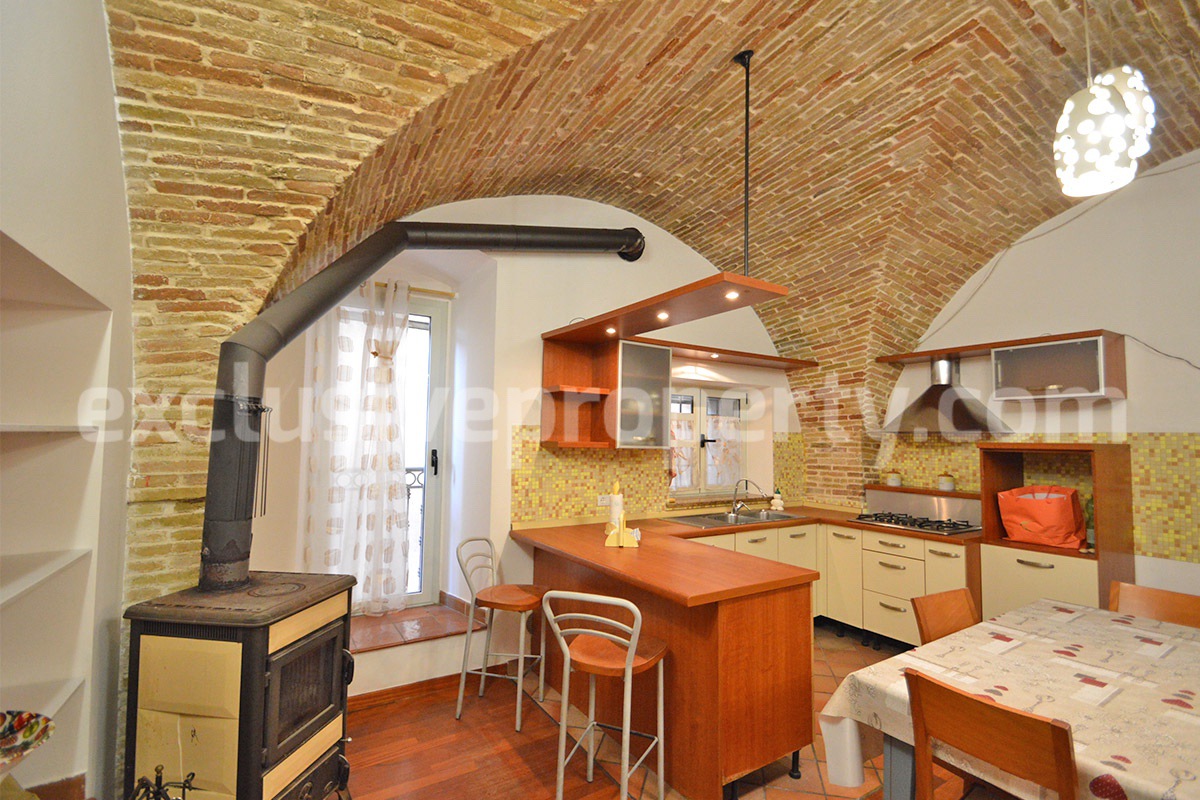 Ready-to-Live-In Townhouse for Sale in the Historic Center of Atessa with Unique Vaulted Brick Ceilings