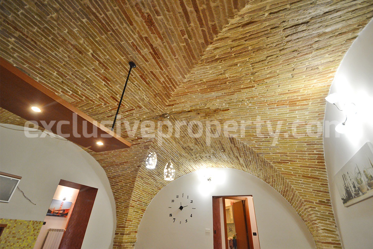 Ready-to-Live-In Townhouse for Sale in the Historic Center of Atessa with Unique Vaulted Brick Ceilings