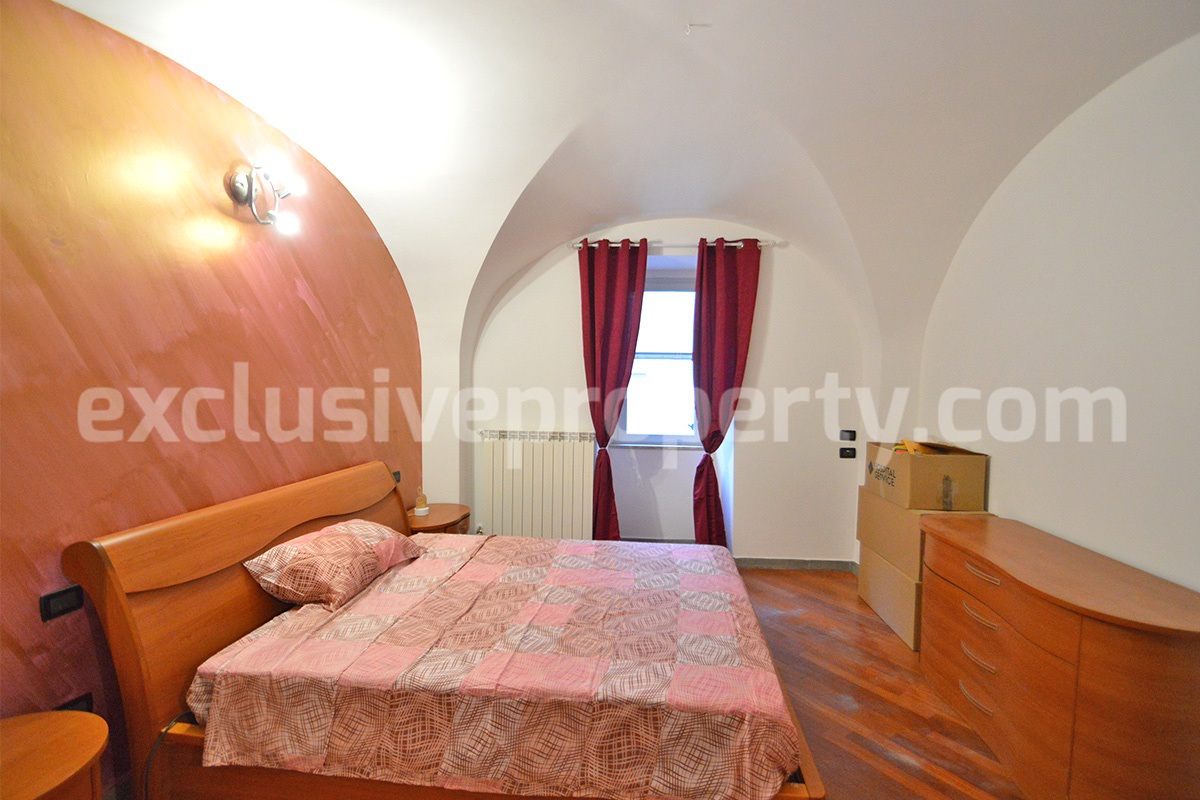 Ready-to-Live-In Townhouse for Sale in the Historic Center of Atessa with Unique Vaulted Brick Ceilings